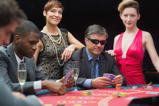 homme à lunette de part et d’autre en jouant au poker avec deux femmes - casino black and white gambling chip gambling photos et images de collection