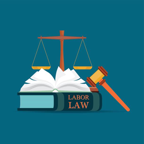 arbeitsrecht-bücher mit einem richterhammer im flachen stil. - book law legal system lawyer stock-grafiken, -clipart, -cartoons und -symbole