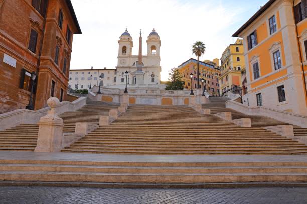 испанские шаги утром, на площади спанья рим, италия - piazza di spagna spanish steps church trinita dei monti стоковые фото и изображения