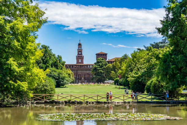 zamek sforza - castello sforzesco, widok z parco sempione - sempione park - building exterior travel locations built structure castle zdjęcia i obrazy z banku zdjęć