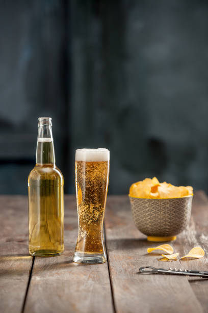 맥주 유리 및 감자 칩, 피스타치오는 흰색 절연 - beer nuts food isolated white 뉴스 사진 이미지