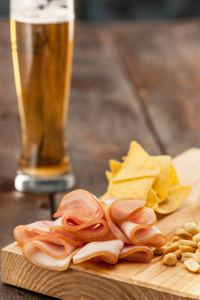 bierglas und kartoffel-chips, pistazien isoliert auf einem weißen - beer nuts food isolated white stock-fotos und bilder