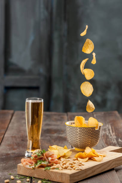 bierglas und kartoffel-chips, pistazien isoliert auf einem weißen - beer nuts food isolated white stock-fotos und bilder