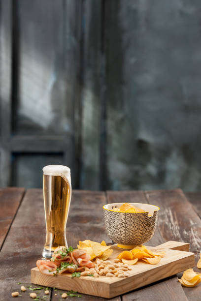 bierglas und kartoffel-chips, pistazien isoliert auf einem weißen - beer nuts food isolated white stock-fotos und bilder