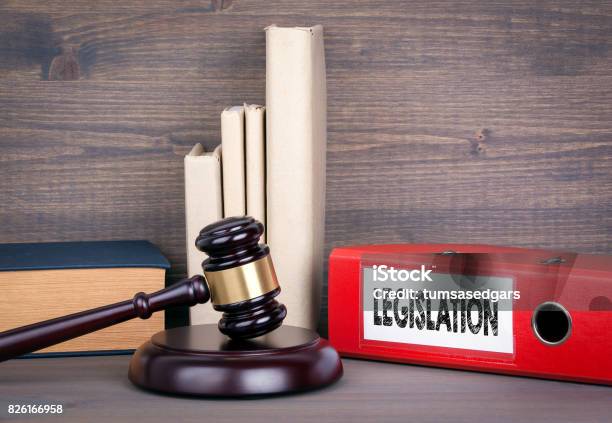 Legislación Martillo Madera Y Libros De Fondo Concepto De Derecho Y La Justicia Foto de stock y más banco de imágenes de Legislación