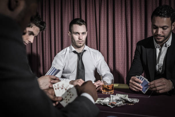 homme sérieux en levant de haute stakes poker jeu - casino black and white gambling chip gambling photos et images de collection
