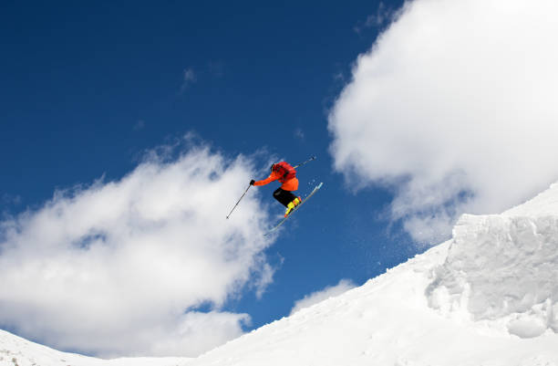 joven atleta haciendo un aire gran salto en la montaña parte país de esquí - skiing jumping freestyle skiing back country skiing fotografías e imágenes de stock