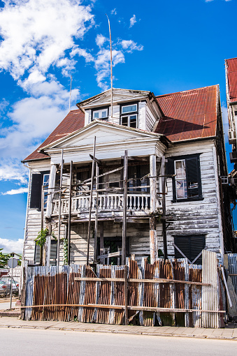 パラマリボ スリナムの歴史的な街で家パラマリボの歴史的な市街地はユネスコの世界遺産は 2002 年以来です ベランダのストックフォトや画像
