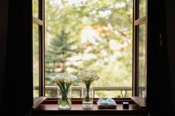 istock Wedding flowers and ring cushion 826190112