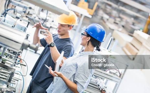 Fabrikarbeiter Stockfoto und mehr Bilder von Anleitung - Konzepte - Anleitung - Konzepte, Arbeiten, Arbeiter
