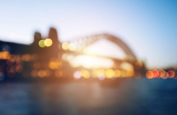 l’abrégé floue fond (flou) de sydney harbour bridge pendant le coucher du soleil. - sydney australia australia sydney harbor skyline photos et images de collection