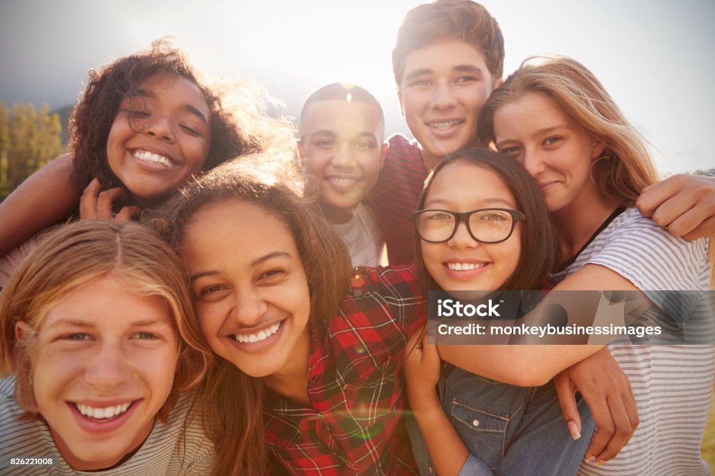 Amigos de la escuela adolescente sonriendo a la cámara, de cerca - Foto de stock de Adolescente libre de derechos