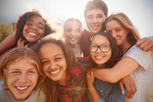 amigos de la escuela adolescente sonriendo a la cámara, de cerca - actividades recreativas fotografías e imágenes de stock