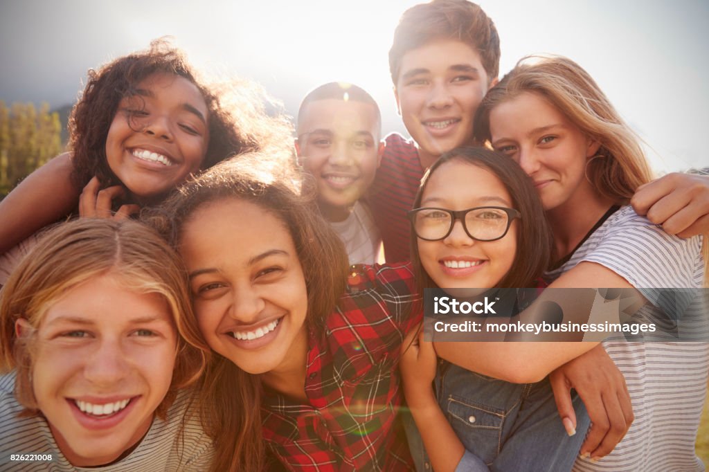 Amis d’école adolescent souriant à la caméra, gros plan - Photo de Adolescent libre de droits