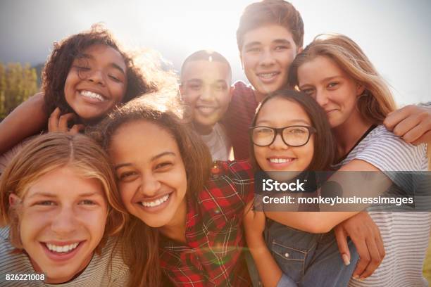 Photo libre de droit de Amis Décole Adolescent Souriant À La Caméra Gros Plan banque d'images et plus d'images libres de droit de Adolescent