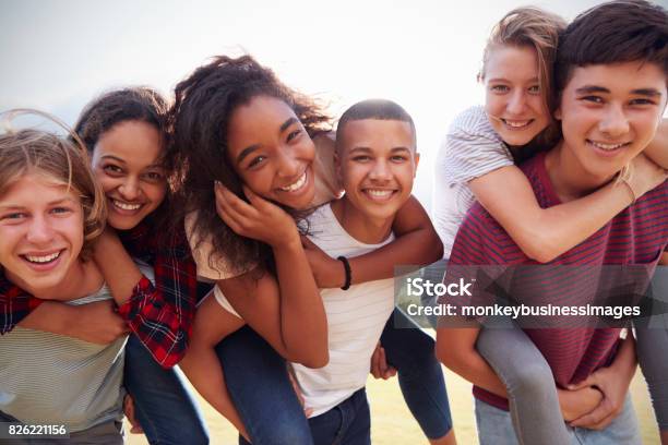 Teenager Schulfreunde Spaß Im Freien Huckepack Stockfoto und mehr Bilder von Teenager-Alter - Teenager-Alter, Jugendalter, Freundschaft