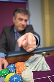 mann-mit-chips-und-bargeld-zu-zeigen.jpg?b=1&s=170x170&k=20&c=FaavPptd5DXY86qZvY1wCqLQzg3RhRFo7USpgp6v4XY=