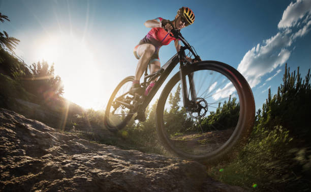 스포츠입니다. 산악 자전거 사이클 선수 단일 바위 트랙을 타고 - 산악 자전거 자전거 타기 뉴스 사진 이미지