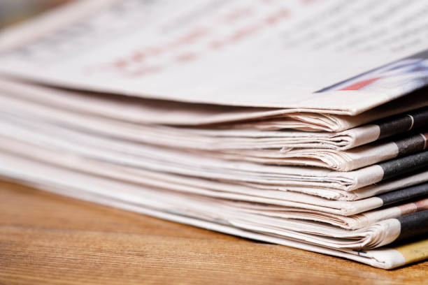 極端な新聞のスタックをコピー スペースをクローズ アップ - close up newspaper folded document ストックフォトと画像