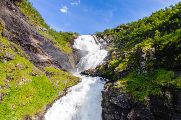 Kjosfossen, incroyable cascade de la Norvège. Et les belles danses de Huldra légendaires.