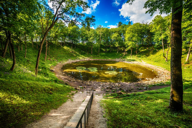 isla de saarema, estonia: el cráter de meteorito principal en la aldea de kaali - state representatives fotografías e imágenes de stock