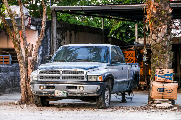 dodge ram 2500 - pick up truck red old 4x4 imagens e fotografias de stock