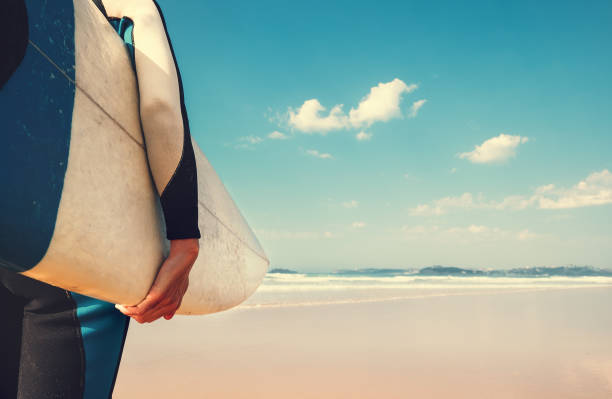 planche de surf à la main de l’internaute bouchent image avec vue de vagues des océans - horizontal men women surfboard photos et images de collection