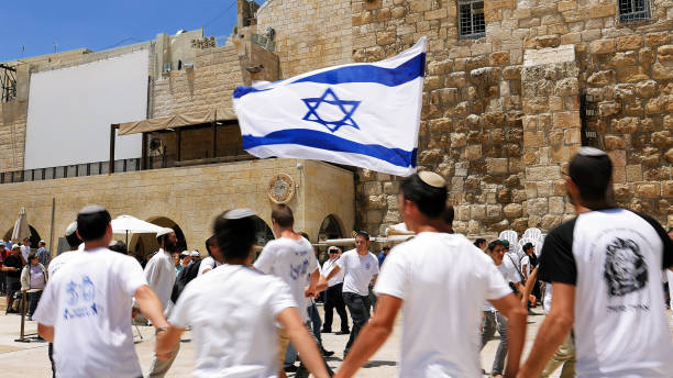 tanzen in einer runde mit fahne in jerusalem juden - israel judaism israeli flag flag stock-fotos und bilder