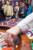 menschen-betrachten-das-roulette-rad.jpg