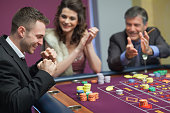 menschen-jubeln-mann-am-craps-spiel.jpg?