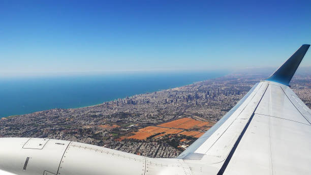 avião está voando sobre a cidade grande após a decolagem - israel tel aviv skyscraper seascape - fotografias e filmes do acervo