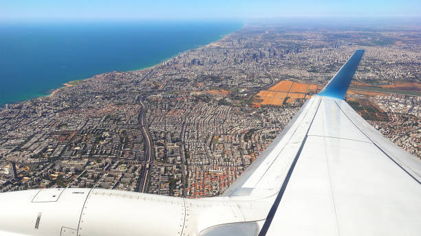 avião está voando sobre a cidade grande após a decolagem - israel tel aviv skyscraper seascape - fotografias e filmes do acervo