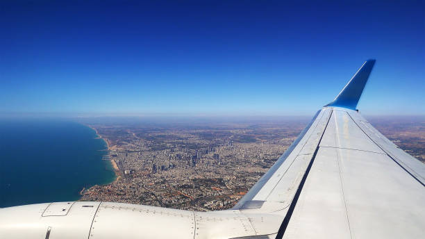 avião está voando sobre a cidade grande após a decolagem - israel tel aviv skyscraper seascape - fotografias e filmes do acervo