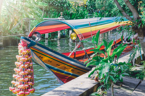 barca longtail sul fiume bangkok - bangkok thailand asia water taxi foto e immagini stock