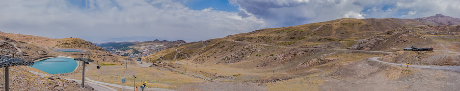 A panorama shot of the Sierra Nevada mountain range in the summer.