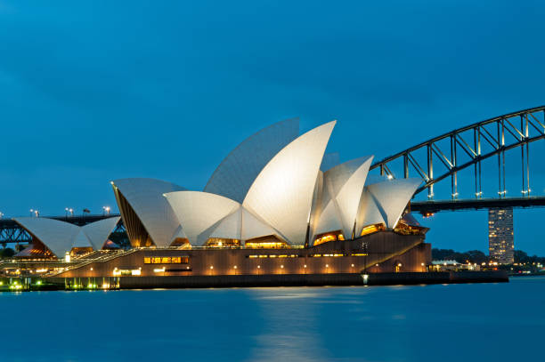 sydney opera house blaue stunde - sydney australia australia sydney opera house skyline stock-fotos und bilder