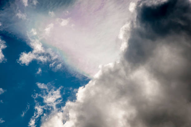 虹色 - cloud formation ストックフォトと画像
