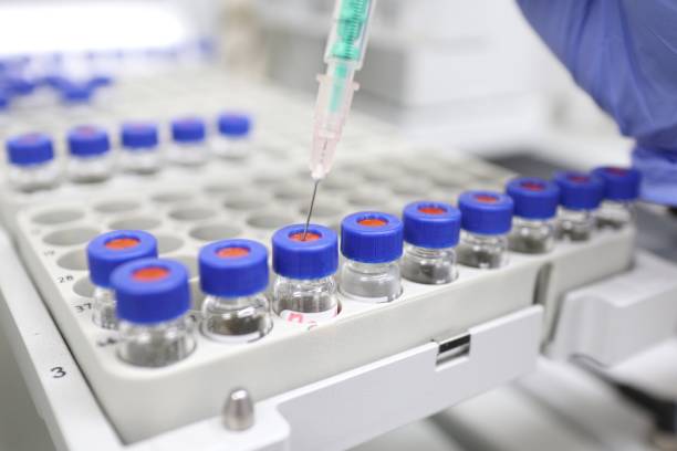 istock A hand injecting a sample into a vial with a needle 826366912