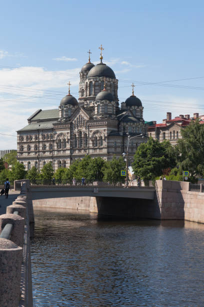 サンクトペテルブルクの karpovsky ブリッジとセント ジョンズの stauropegial 修道院の眺め - patriarchal cross ストックフォトと画像