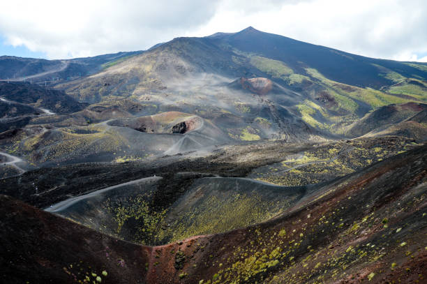 mount etna volcano in sicily, italy - mt etna imagens e fotografias de stock