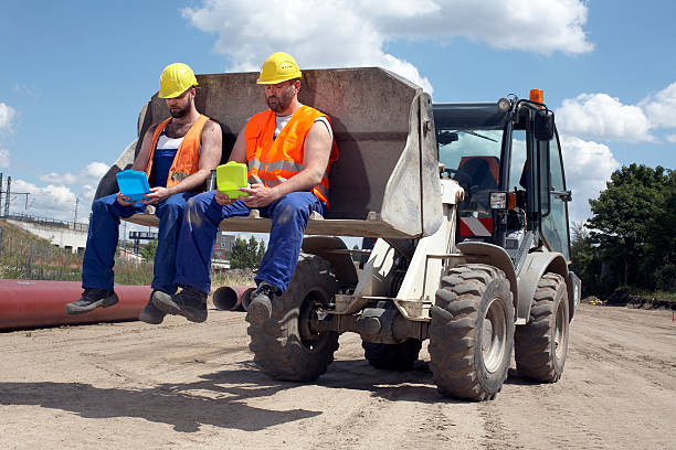 2 construction workers eating lunch on digger  construction lunch break stock pictures, royalty-free photos & images