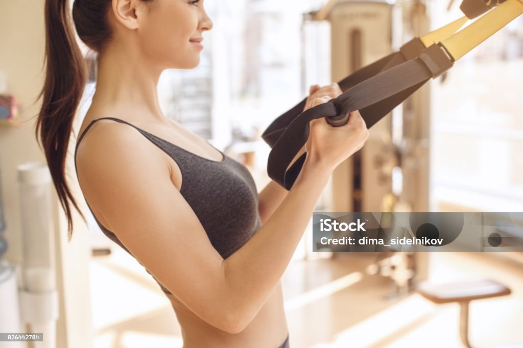 Junge Frau Workout im Fitness-Studio gesunden Lebensstil - Lizenzfrei Weibliche Brust Stock-Foto