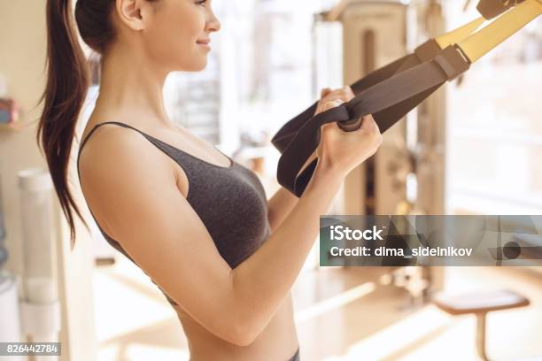 Junge Frau Workout Im Fitnessstudio Gesunden Lebensstil Stockfoto und mehr Bilder von Weibliche Brust