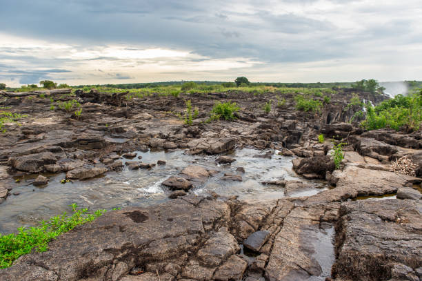 puesta de sol en el río zambezi y la isla de livingstone, el explorador escocés david livingstone el nombre - livingstone island fotografías e imágenes de stock