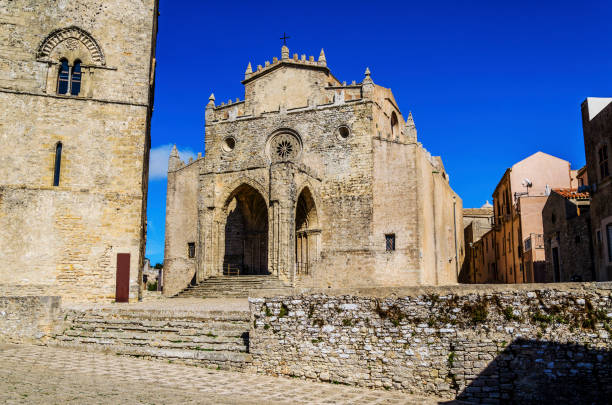 jeden z wielu kościołów katolickich na sycylijskiej wyspie - trapani sicily erice sky zdjęcia i obrazy z banku zdjęć