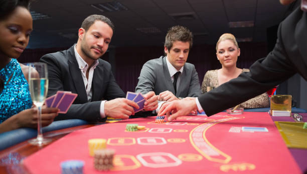 jouer au poker à la table des gens - casino black and white gambling chip gambling photos et images de collection