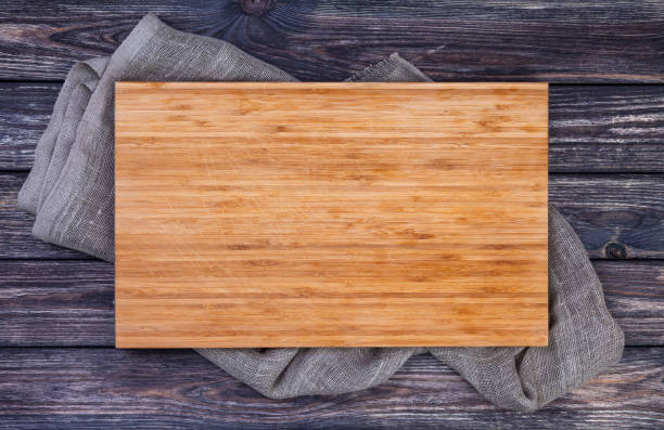 어두운 나무 배경, 평면도에 커팅 보드 - cooking kitchen utensil wood isolated 뉴스 사진 이미지