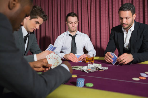 hommes high stakes poker jeu - casino black and white gambling chip gambling photos et images de collection