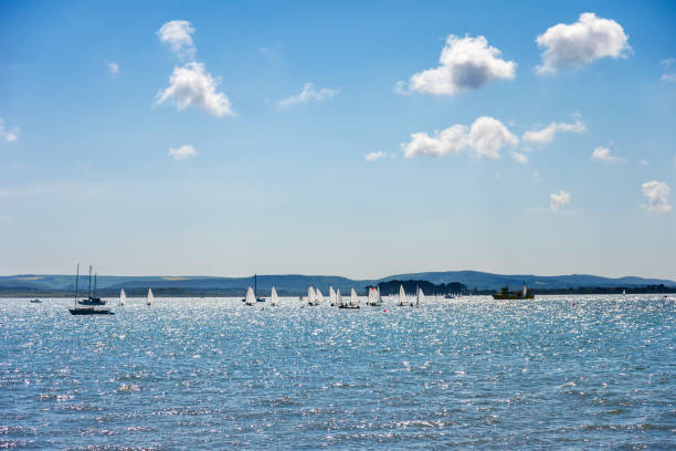 barcos de bancos de arena bajo el sol y el cielo azul - poole fotografías e imágenes de stock