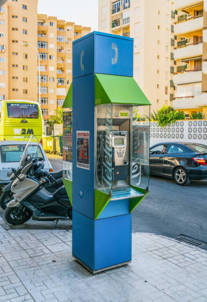 praia de benalmadena - pay phone telephone booth telephone isolated - fotografias e filmes do acervo